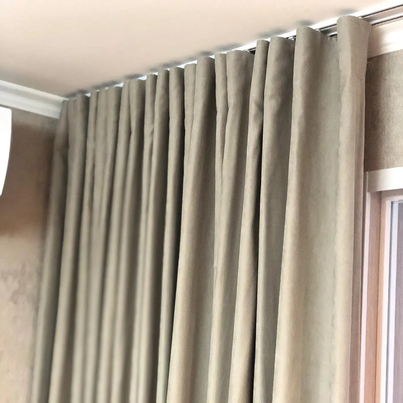 Vorhänge & Gardinen, Gardinenschienen, Wohnzimmer, Sumy — Boston Atelier
