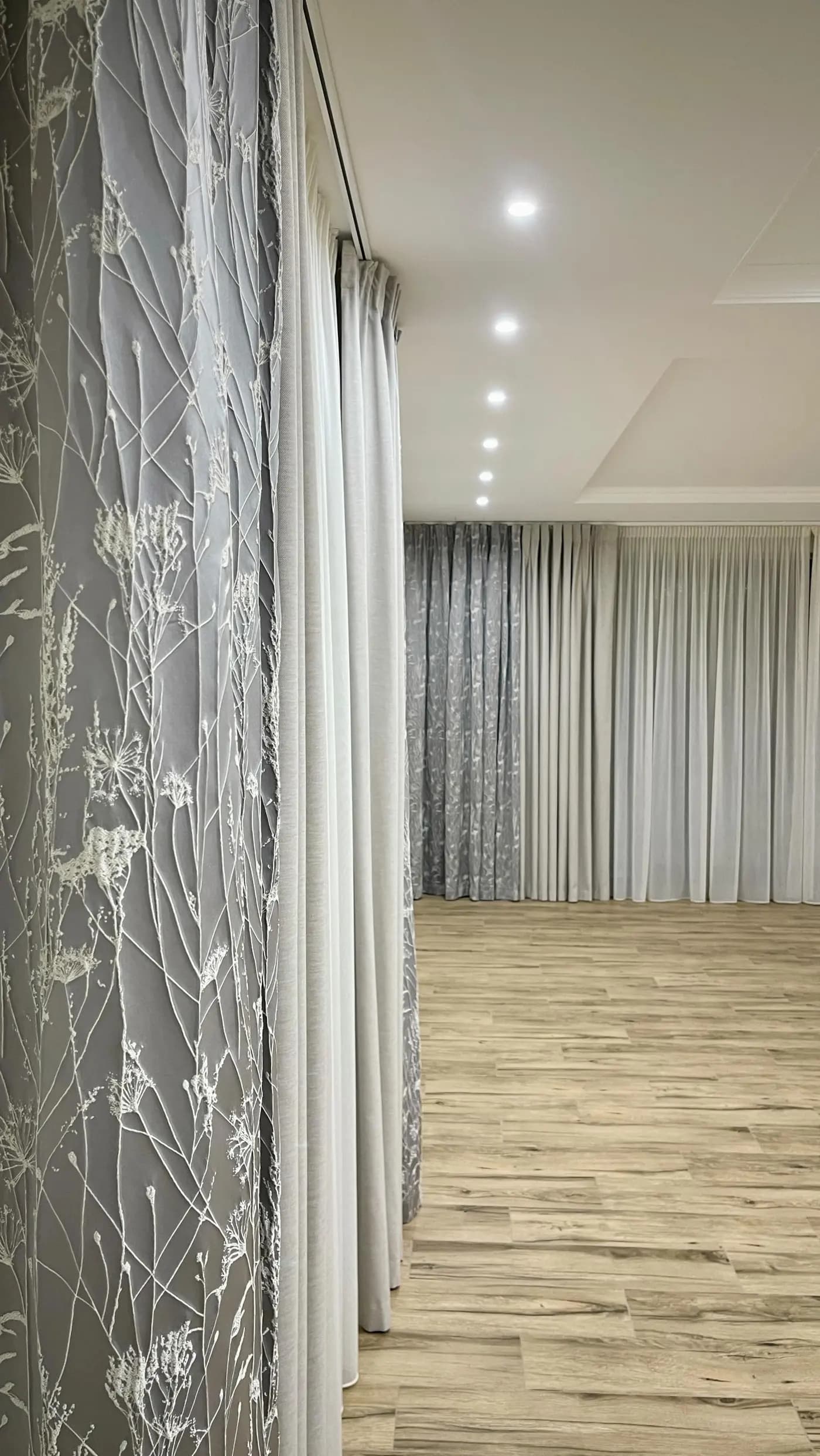 Vorhänge & Gardinen, Gardinenschienen, Wohnzimmer, Sumy — Boston Atelier