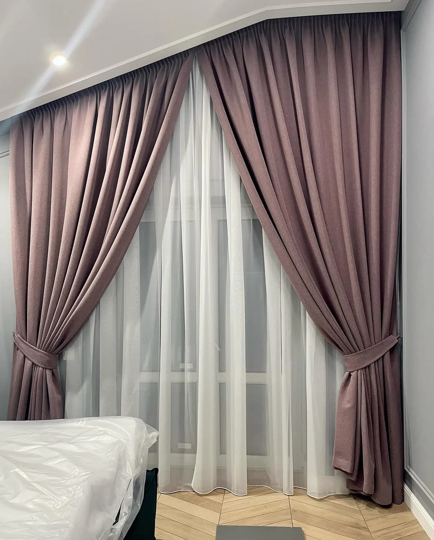 Vorhänge & Gardinen, Gardinenschienen, Schlafzimmer, Kyjiw — Boston Atelier